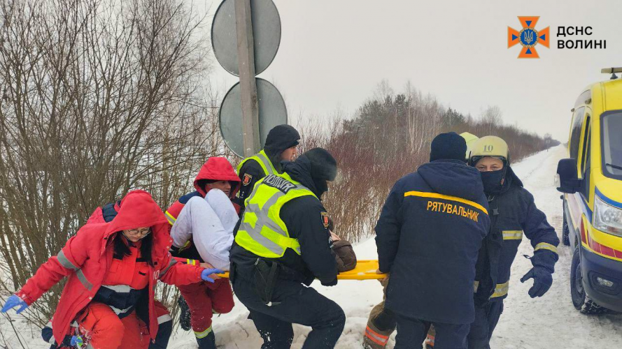 На Волині автомобіль з’їхав у кювет та перекинувся: деблокували пасажирку