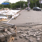 Забрала навіть бруківку: у Луцьку підприємиця залишила розритий тротуар після примусового знесення її магазину