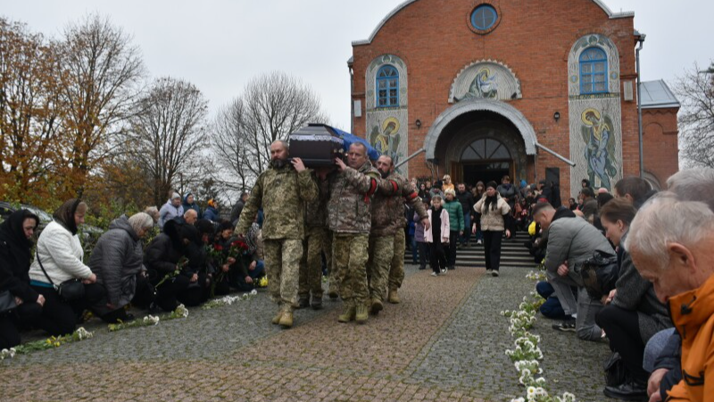 Загинув понад рік тому: у Луцькому районі провели в останню путь військовослужбовця Сергія Хомича