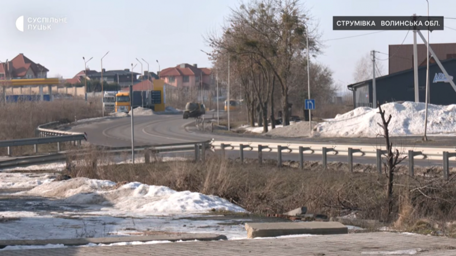 Люди перебігають дорогу просто між фурами: мешканці села біля Луцька просять автобус та перехід