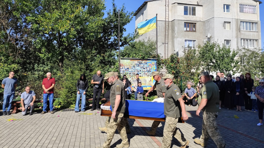 На Волині попрощалися із 40-річним воїном Олександром Вахнованом, який загинув у ДТП