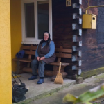 Пропасти не дають сусіди: пенсіонерка з Білорусі живе у батьківській хаті на Волині. Відео