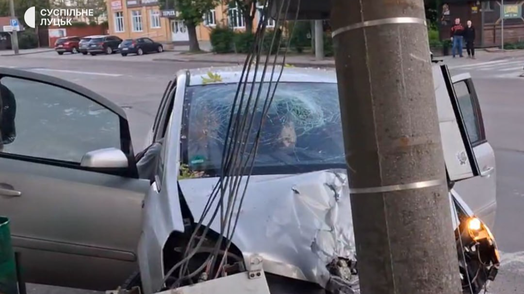 У Луцьку автівка влетіла у стовп: є постраждалий