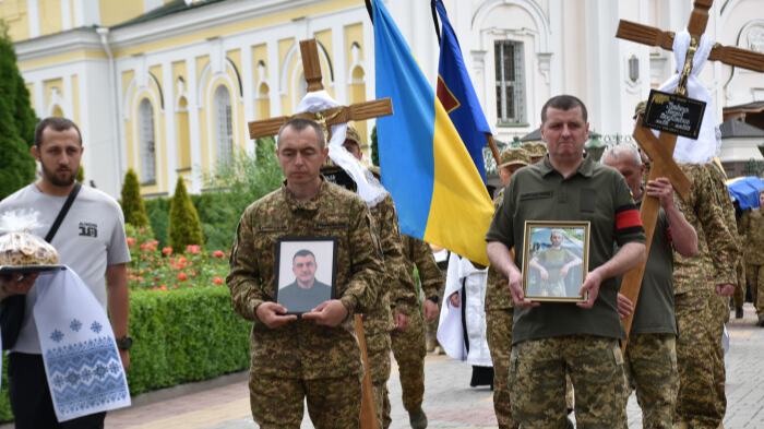 Загинули понад рік тому: у Луцьку попрощалися з двома Героями Андрієм Кравчуком та Романом Смалем