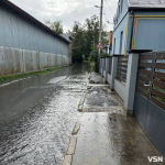 «Люди знімають взуття і перепливають»: у Луцьку після дощу знову затопило вулиці
