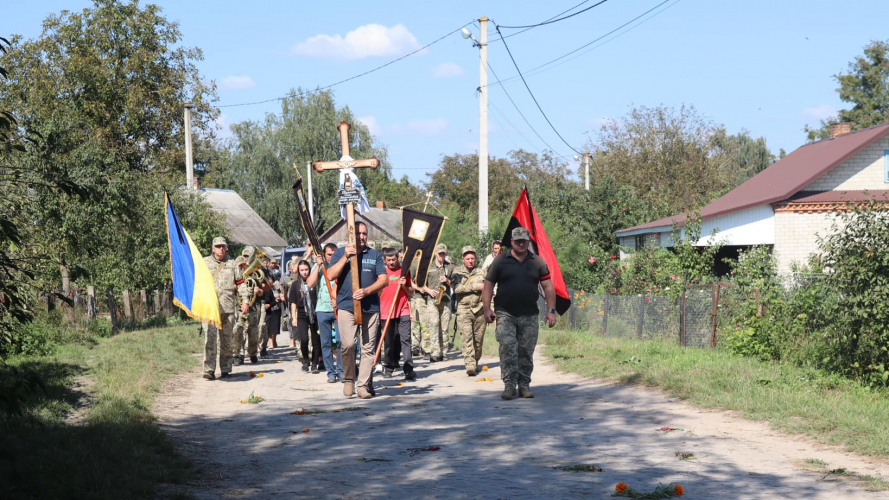 Загинув через місяць після дня народження: у Луцькому районі попрощались із полеглим Героєм Олегом Карпюком