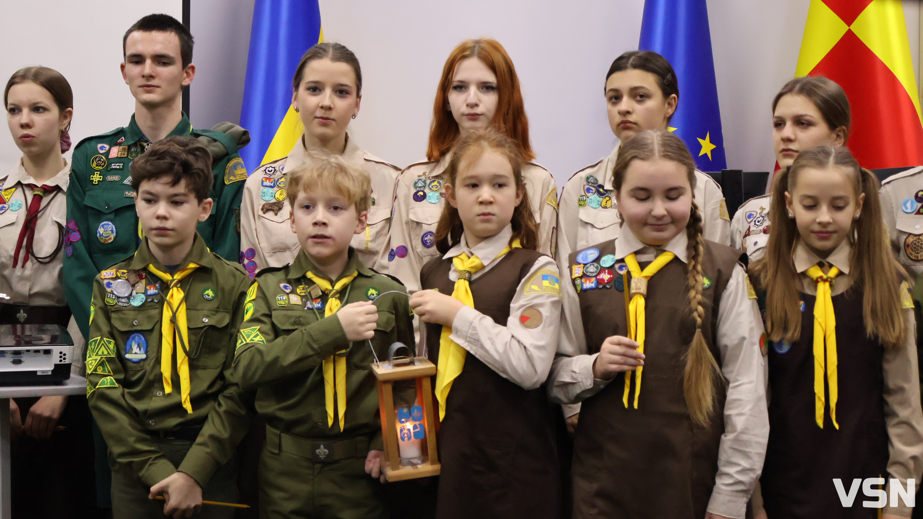 Світло миру в сесійній залі: пластуни передали Вифлеємський вогонь Луцькій міськраді