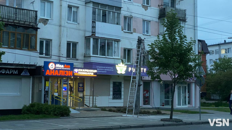 Проїзд частково ускладнений: у центрі Луцьку впала електроопора. Фото