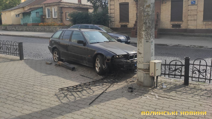 ДТП у Луцьку: водійка на «бмв» знесла дорожню огорожу