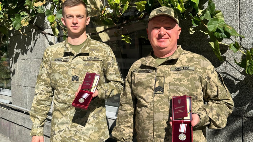 Під обстрілами рятували життя побратимів: бойові медики з Волині отримали державні нагороди