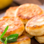 Не борошно і не манка: що додати в сирники, щоб вони були ніжні й не розвалювалися