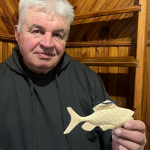 Волинський майстер виготовляє крафтові ялинкові прикраси