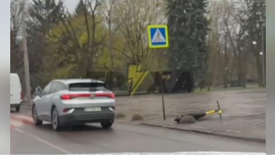 У Луцьку автівка збила чоловіка на електросамокаті