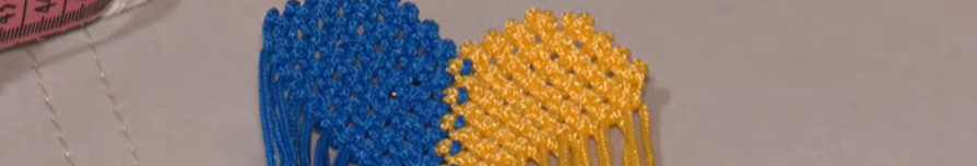 Лучанка в’яже етнічний одяг у техніці макраме та допомагає українським військовим