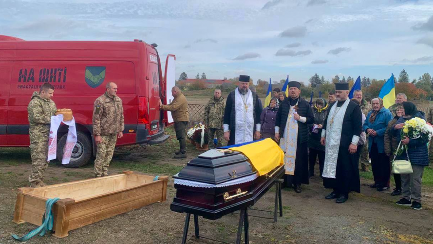 Коровай ділили на кладовищі: на Волині попрощалися з 22-річним Героєм Максимом Гуменюком