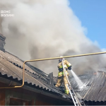Покрівля була у вогні: на Волині через коротке замикання загорілася господарська будівля