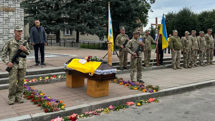Понад два роки надії та очікування: на Волині провели в останню путь Героя Андрія Лабанта