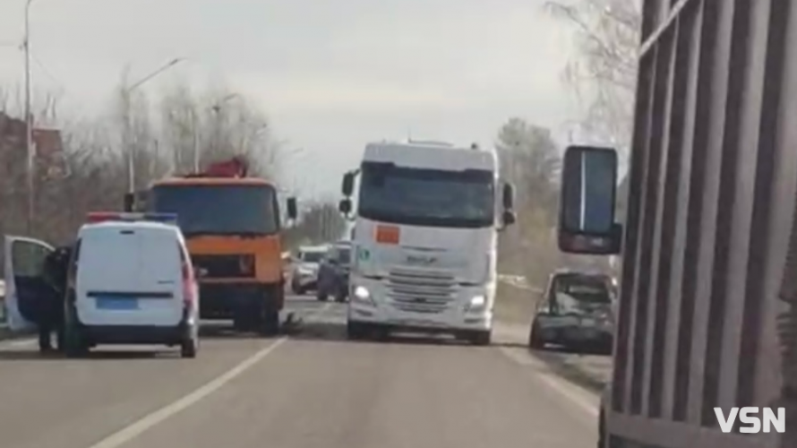 Біля Луцька зіткнулися вантажівка і БМВ: є постраждалий