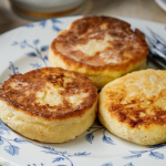 Ніжні сирники з яблуками й корицею — ароматний рецепт, який варто спробувати