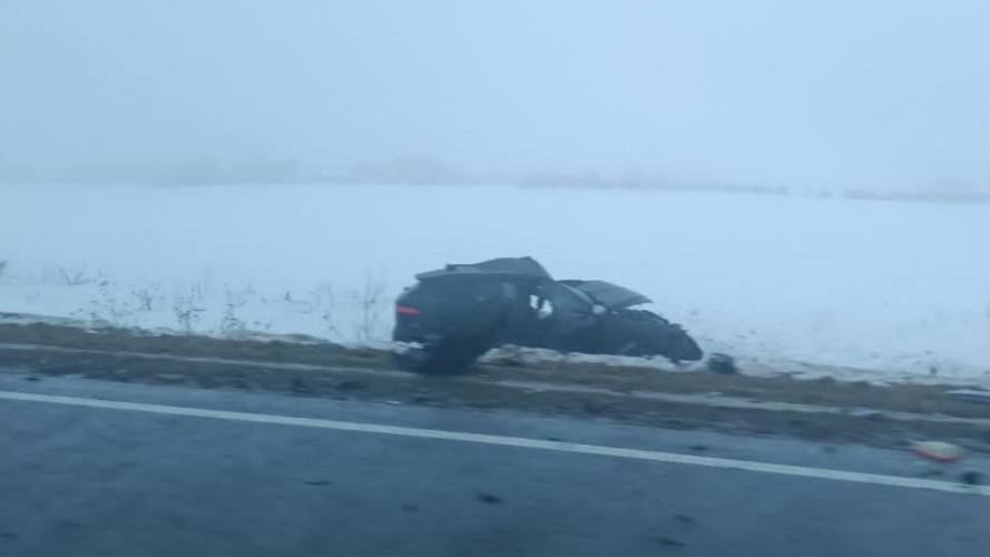 На Волині водій вантажівки виїхав на зустрічну та зіткнувся з Jaguar, від удару легковик злетів у кювет