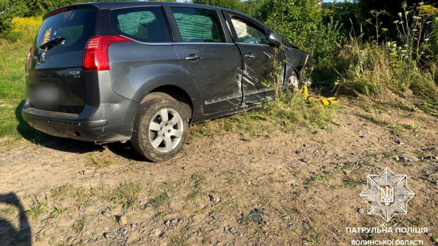 У Луцькому районі авто на величезній швидкості влетіло у стовб