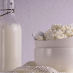 Домашній кисломолочний сир із двох продуктів: простий рецепт без закваски