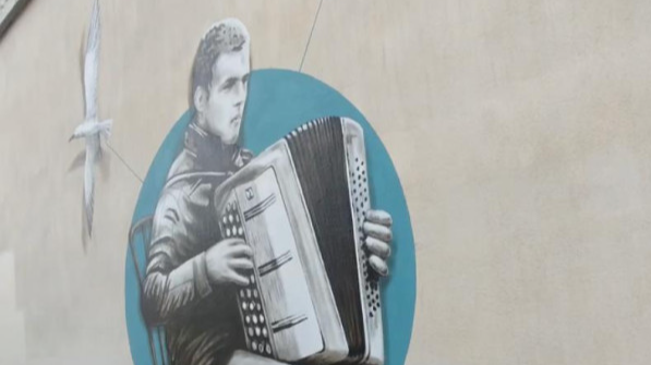 У Луцьку з’явився новий мурал із вуличним музикантом Сергієм Васевичем