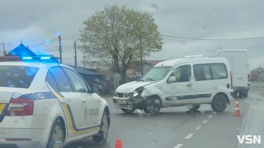 Аварія біля Луцька: на місці працює «швидка»