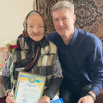 Тішиться 2 внуками та 6 правнуками: бабуся з Волині відзначила 90-річчя