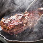 На чому категорично не можна смажити м’ясо — через це утворюються канцерогени