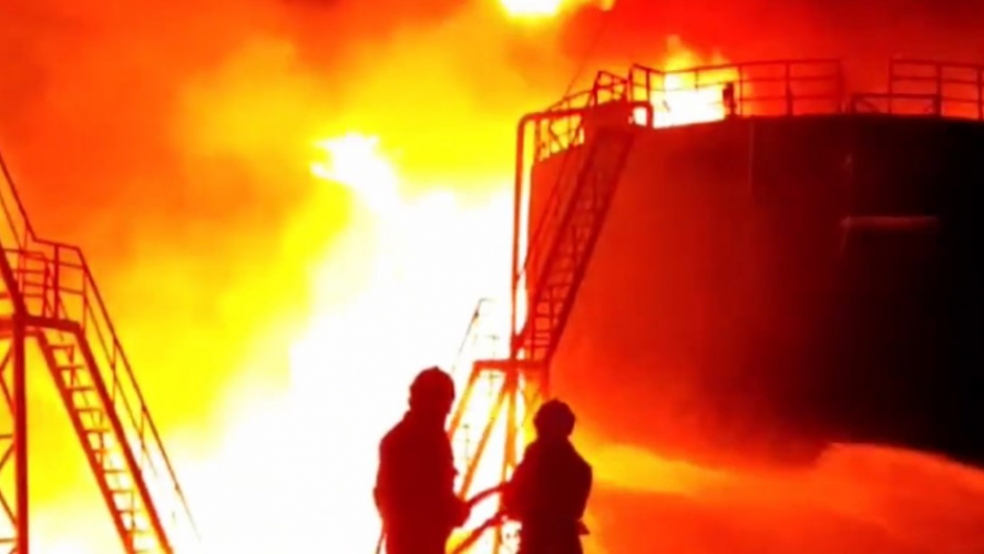 Тієї доби виклалися на 200%: рятувальники розповіли, як гасили нафтобазу у Луцьку