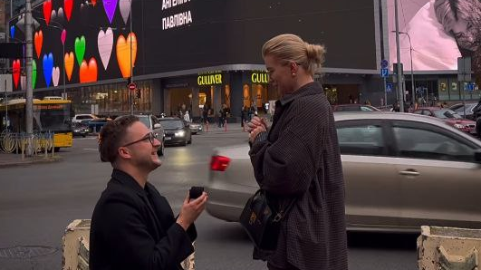 «Вона сказала так»: відомий луцький діджей оригінально освідчився коханій