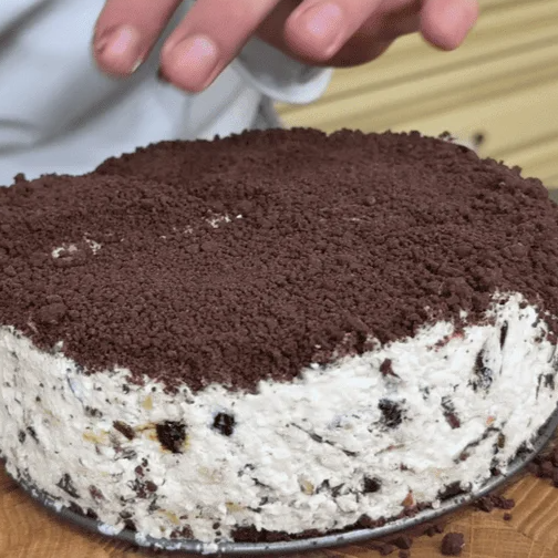 Святковий торт без випікання: готується швидко й завжди виходить ідеальним