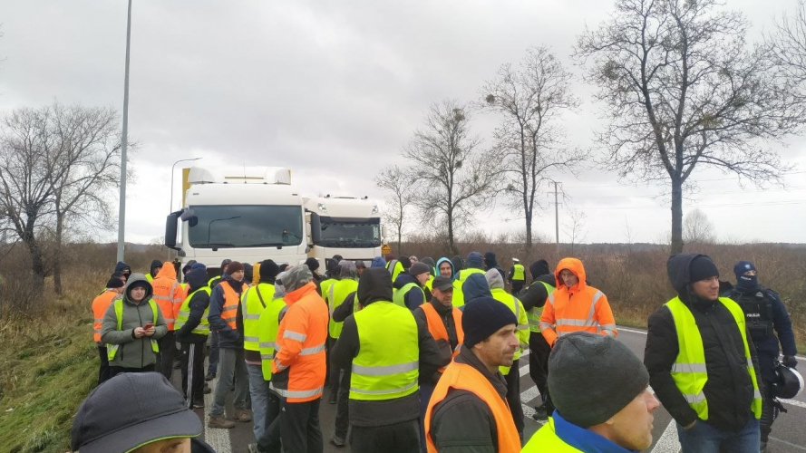 Протест у відповідь: українські перевізники заблокували трасу для поляків