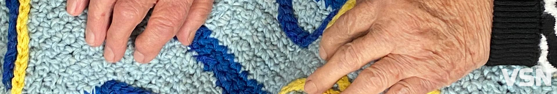 «Одні сльози і молитва»: як волинянка у 84 роки перетворила в’язання на допомогу армії