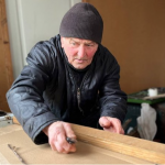 85-річний волинянин виготовляє окопні свічки на передову