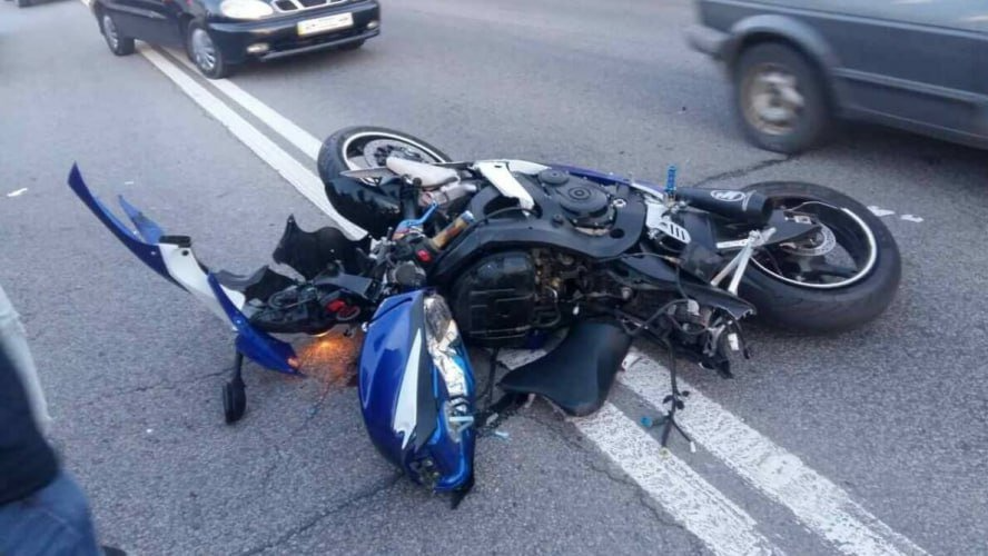 Біля Луцька зіткнулися авто та мотоцикліст: водій двоколісного у важкому стані
