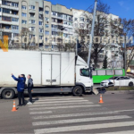 У Луцьку вантажівка в'їхала у стовп