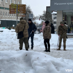 «Це не жебрацтво»: чому ветерани у Луцьку роздають пробники парфумів за донат