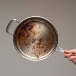 Заблищить, як нова усього за 10 хв: як очистити пригорілий шар від їжі на каструлі