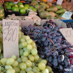 Які ціни на сезонні фрукти та ягоди у Луцьку на ринку?