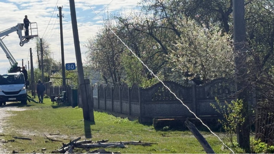 Енергетики відновлюють електропостачання у селі Видричі, 27 квітня 2026 року. Суспільне Луцьк