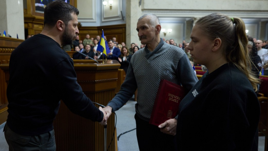 Президент вручив орден «Золота Зірка» рідним загиблого Героя з Волині Віталія Пархомука