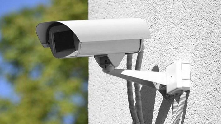 У Луцьку учень розвернув камеру відеонагляду та показував непристойні жести: як його покарали