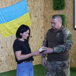 Без батька залишилося три донечки: дружині загиблого на війні підполковника з Волині вручили його посмертну нагороду