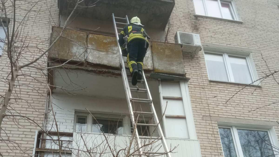 У місті на Волині із замкненої квартири рятувальники визволили дитину