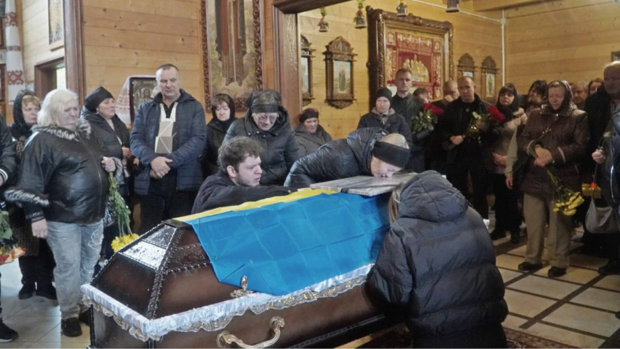Без батька залишився син: волиняни попрощалися із загиблим захисником Петром Бондарєвим