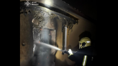 На Волині невідомі підпалили будинок військового — батьки врятувалися через вікно