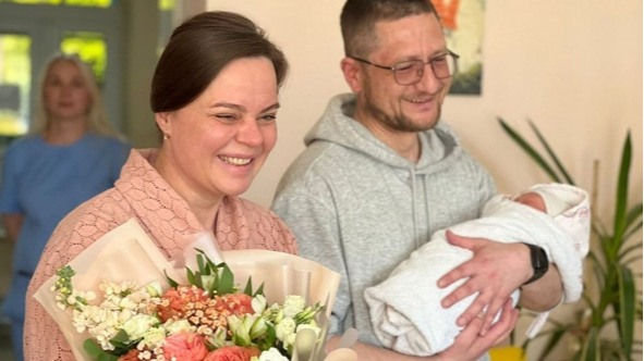 Довго мріяли про маля, а завагітніли після другого поранення: Герой України приїхав з фронту до Рівного на пологи дружини