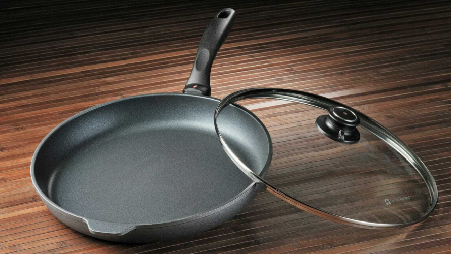 Забудьте про дорогі мийні засоби: один інгредієнт з кухні — і нагар на сковорідці розчиниться на очах